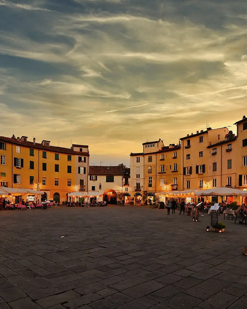 A Piazza dell'Anfiteatro, em Lucca, ao entardecer