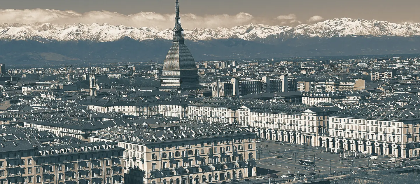 Turim vista do Monte dei Cappuccini: a Mole Antonelliana, o rio Pó e os Alpes ao fundo