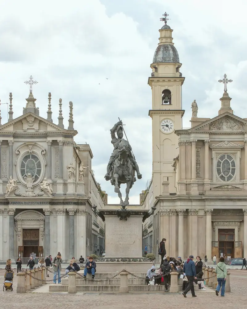 A Piazza San Carlo, em Turim, com as igrejas gêmeas e a estátua equestre de Emanuele Filiberto